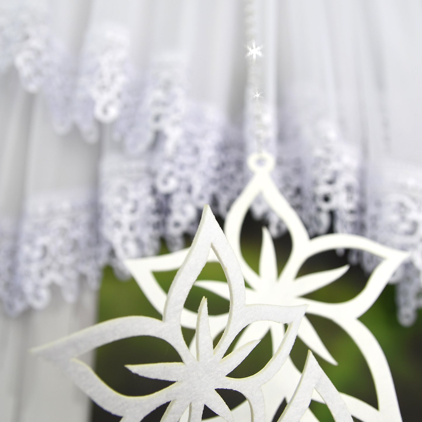 VILIA - set of two white curtains with beads and a flower-shaped pendant image 1