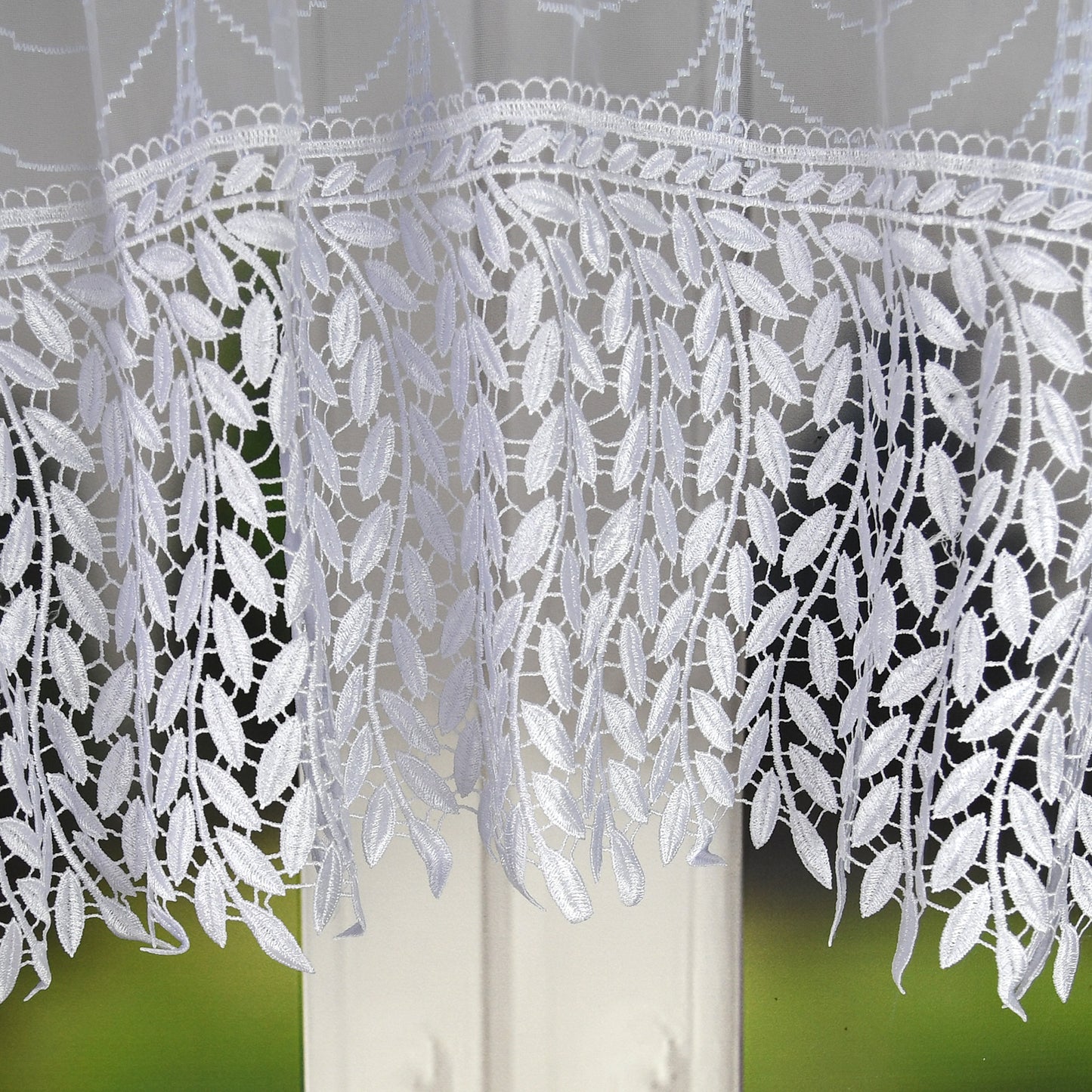 MILIA - white curtains with beads and a flower-shaped pendant image 2