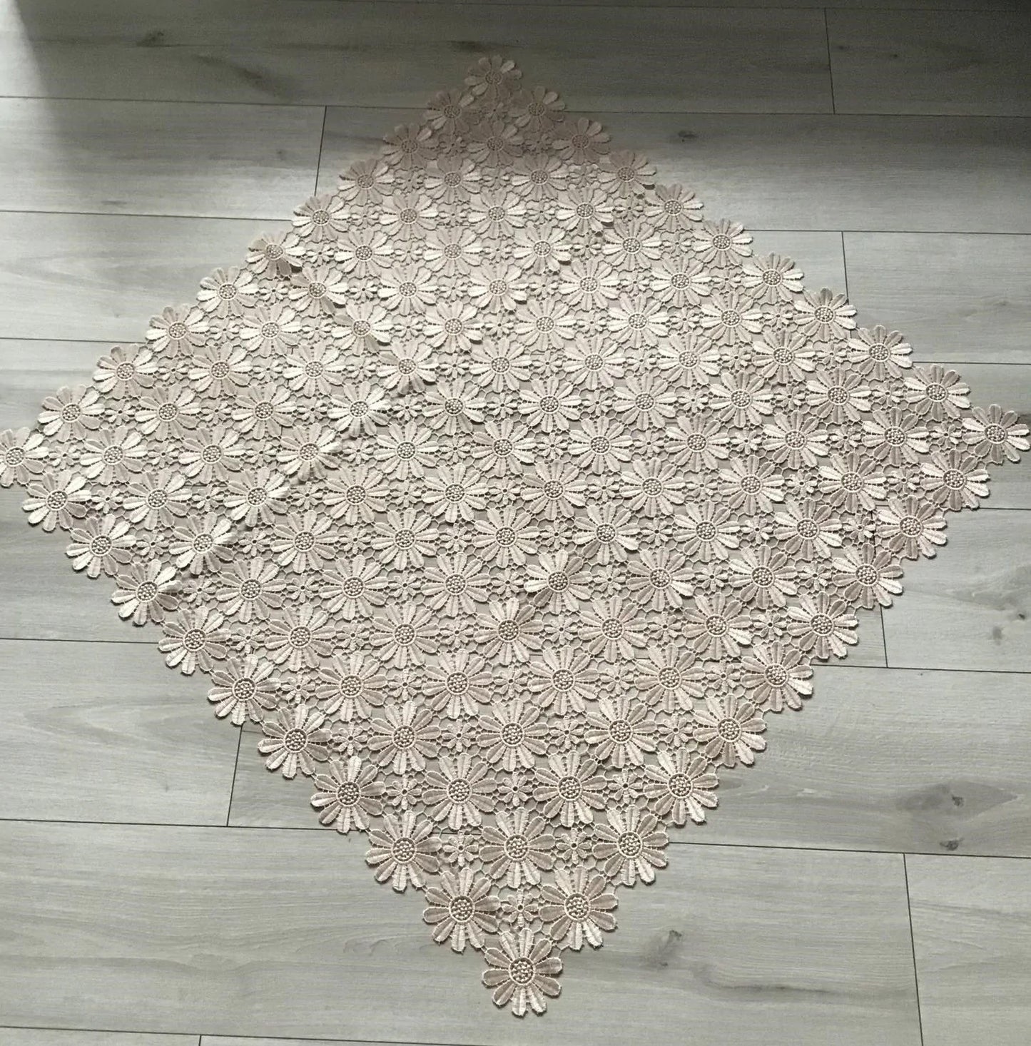 Guipure table runners made entirely of lace with beige flowers. image 1