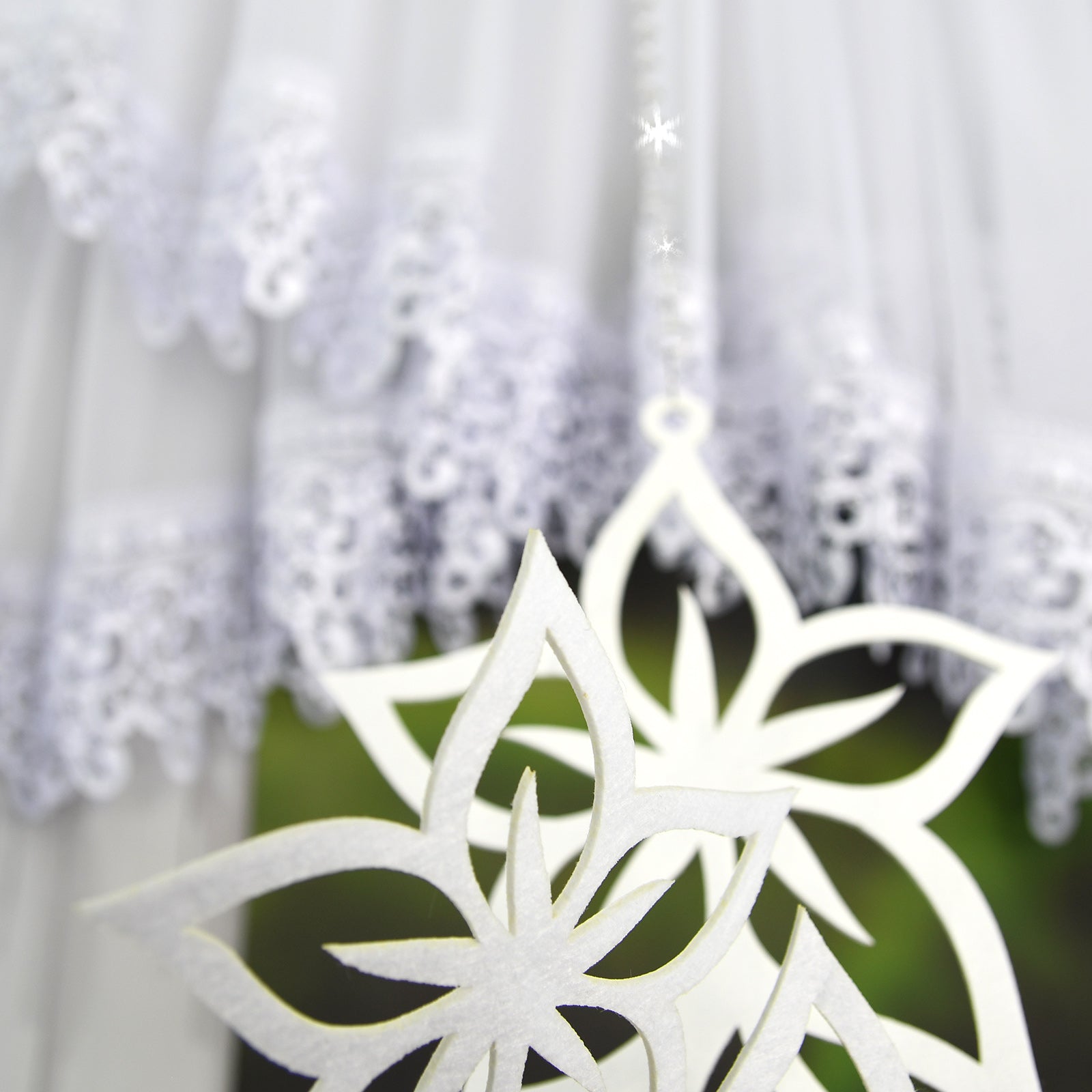 VILIA - set of two white curtains with beads and a flower-shaped pendant image 1