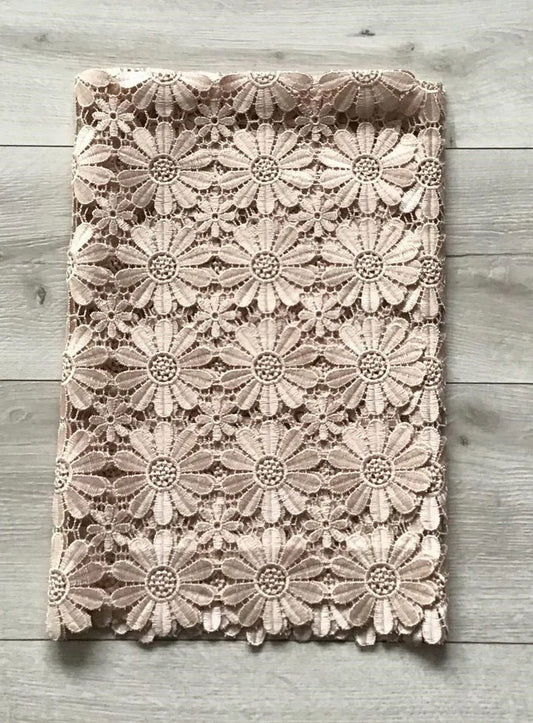 Guipure table runners made entirely of lace with beige flowers. image 0