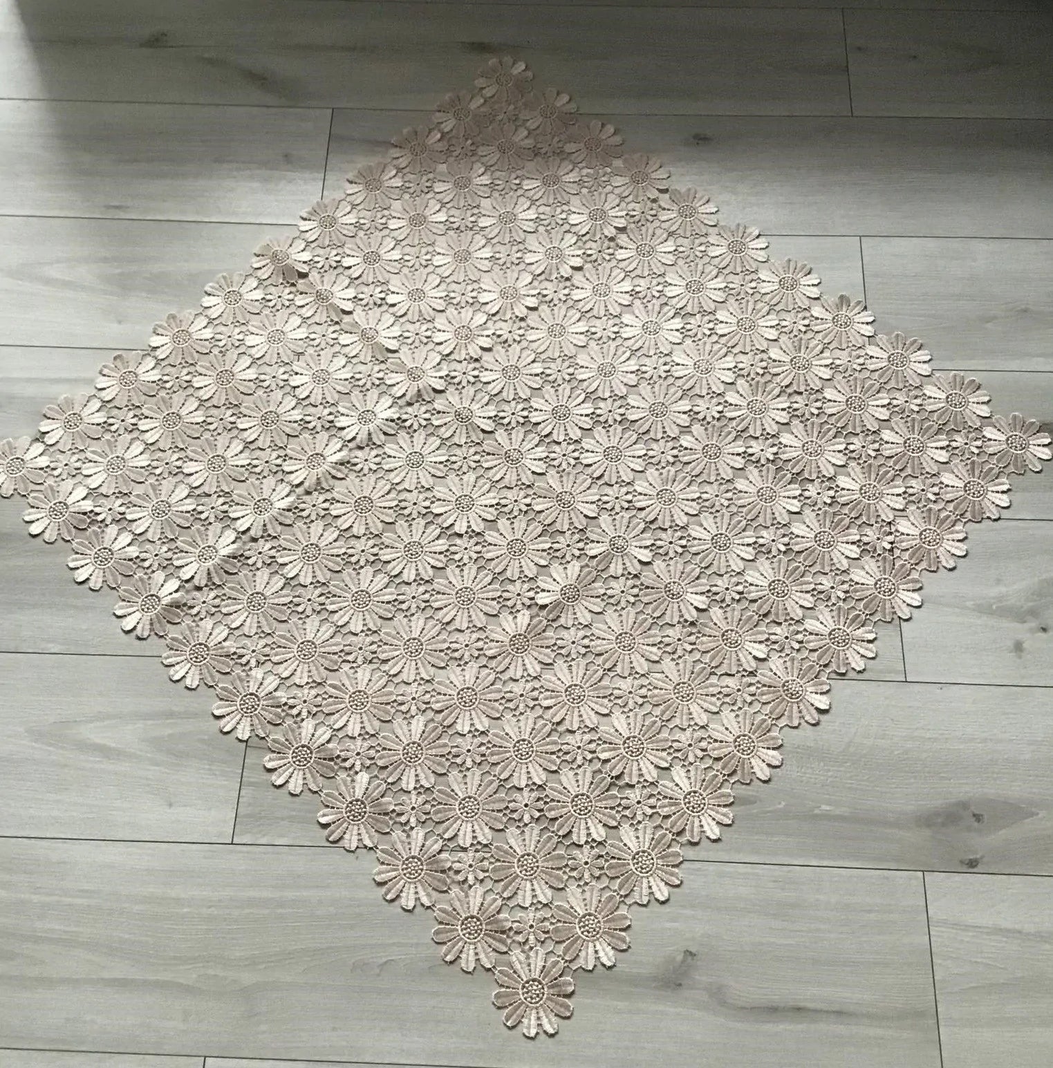 Guipure table runners made entirely of lace with beige flowers. image 1