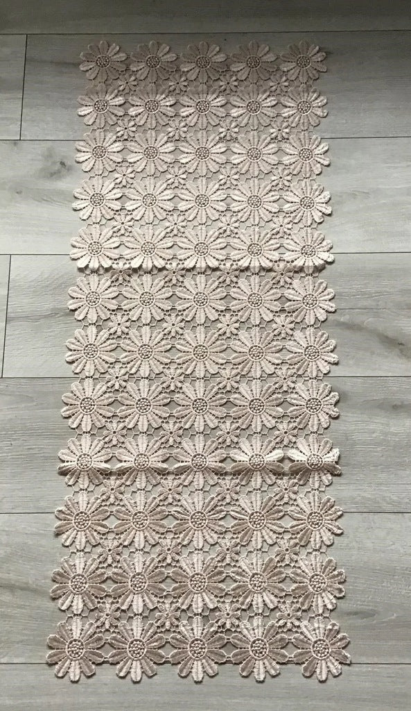 Guipure table runners made entirely of lace with beige flowers. image 2